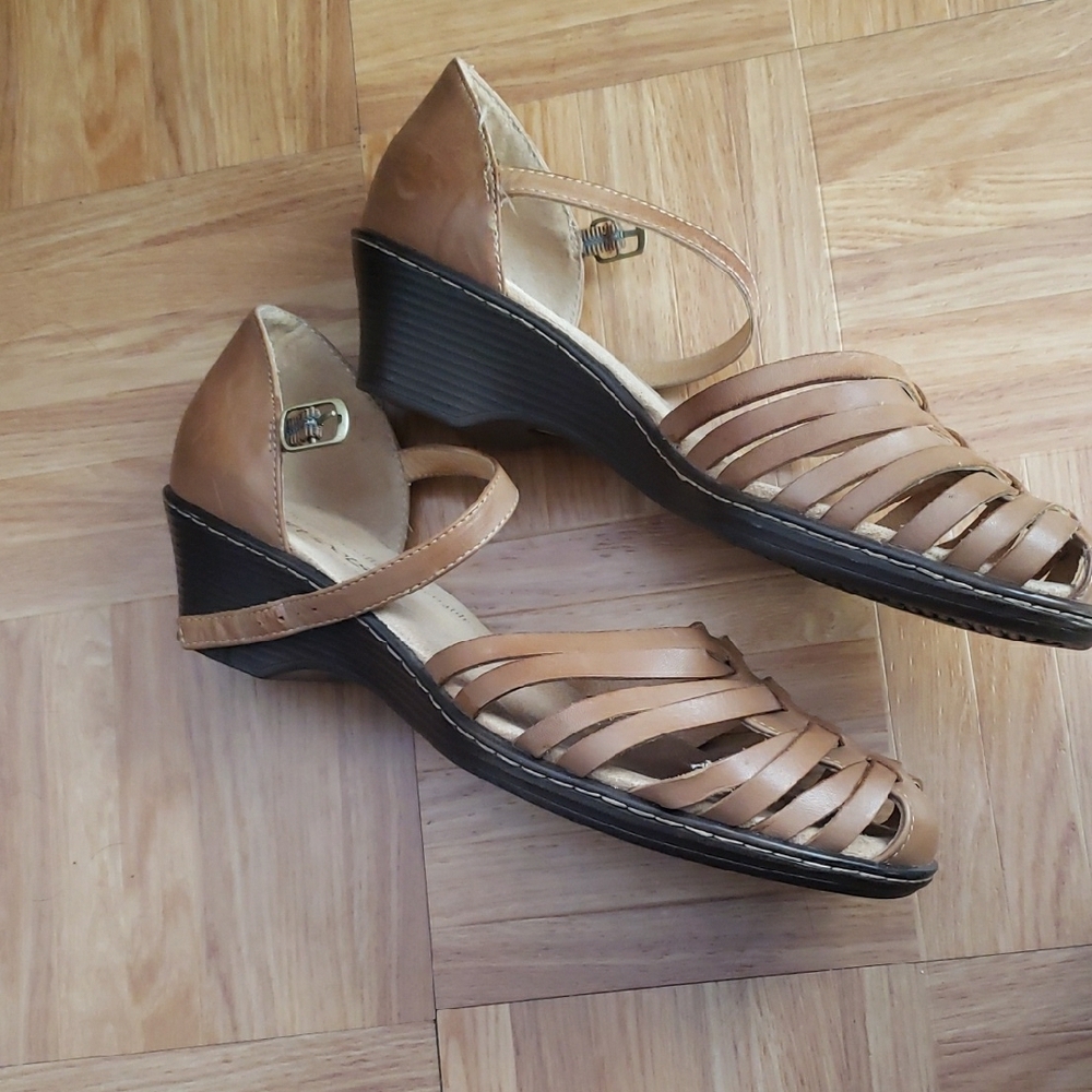 Softspots Women's Brown Strappy Sandals - Picture 2 of 5